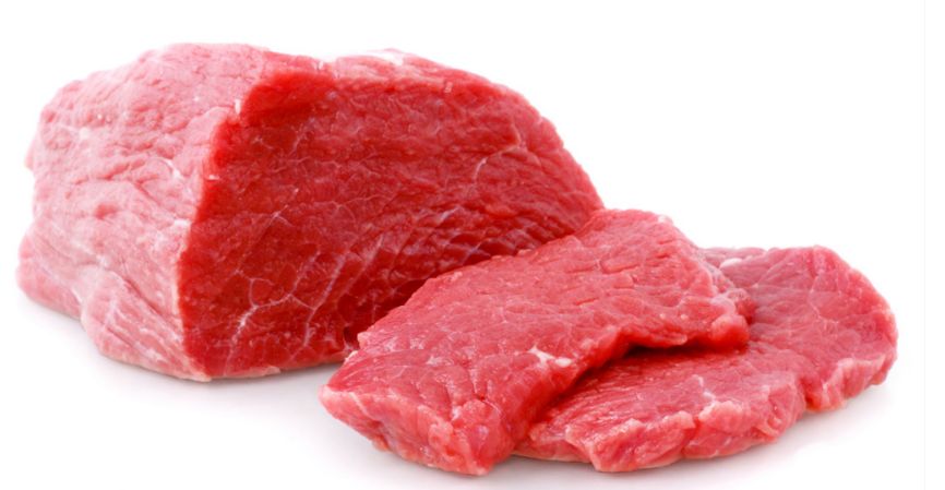 Bilancia di controllo con vassoi di pesatura per carne fresca in uno stabilimento alimentare