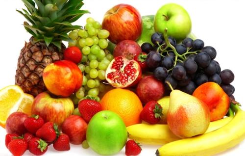 Bilancia di controllo che verifica le confezioni di snack alla frutta su una linea di produzione